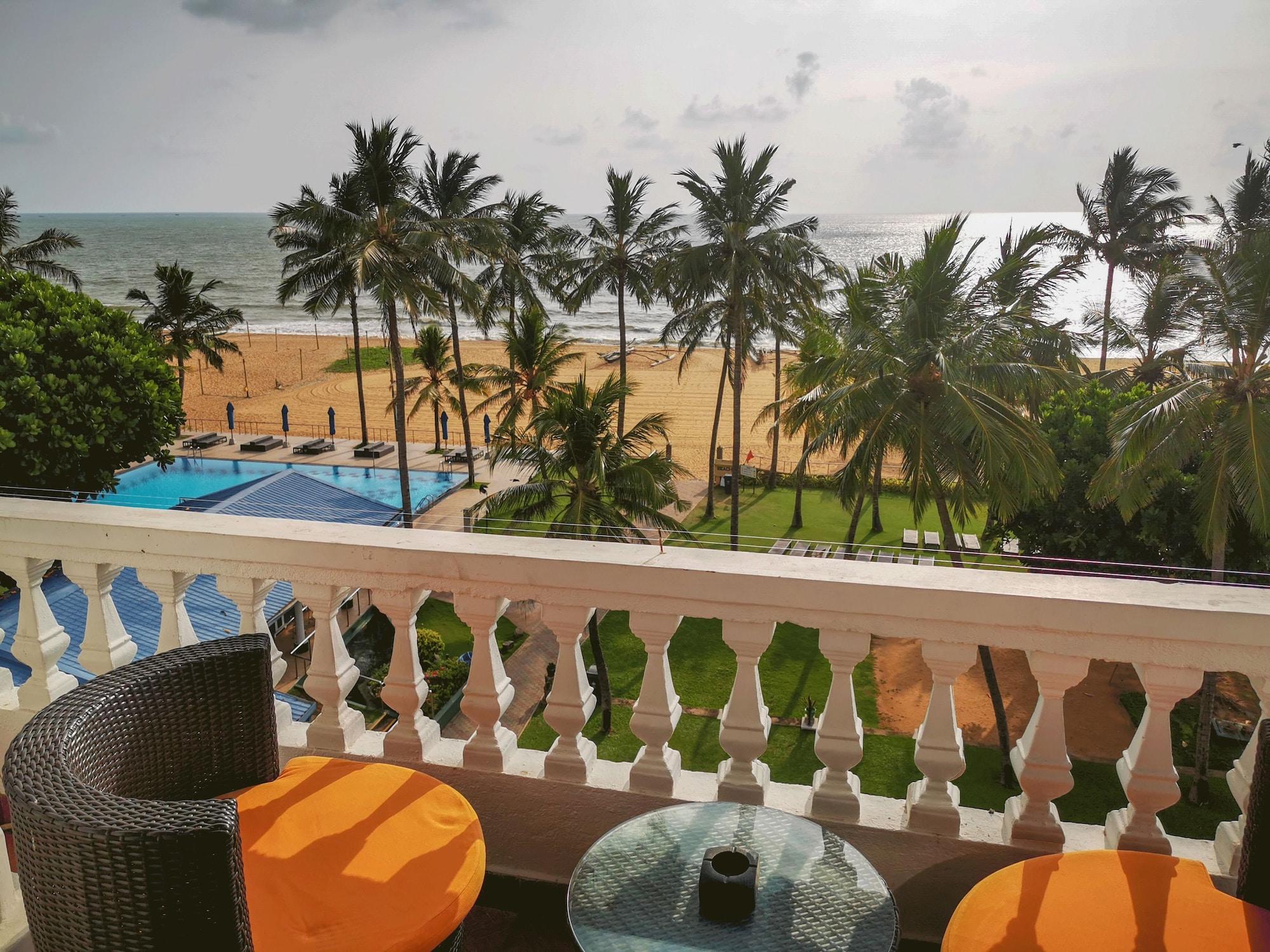 Camelot Beach Hotel Negombo Esterno foto